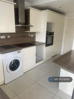 3 bedroom terraced house to rent, Chestnut Avenue, Hornchurch, RM12