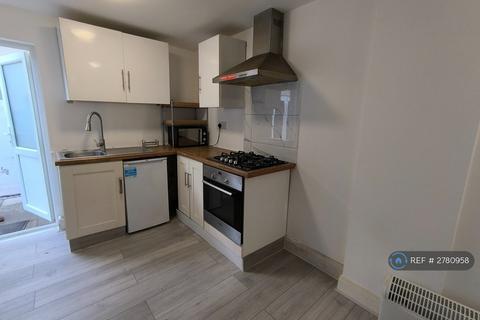 Studio to rent, Dudley Avenue, Harrow, HA3