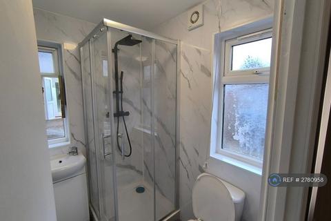 Studio to rent, Dudley Avenue, Harrow, HA3