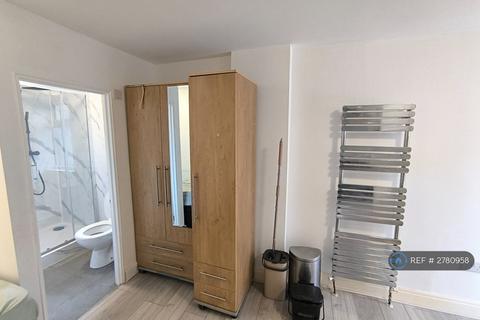 Studio to rent, Dudley Avenue, Harrow, HA3