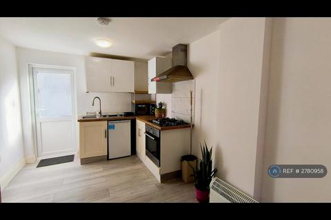 Studio to rent, Dudley Avenue, Harrow, HA3