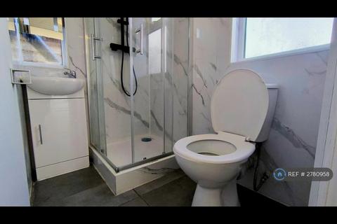 Studio to rent, Dudley Avenue, Harrow, HA3