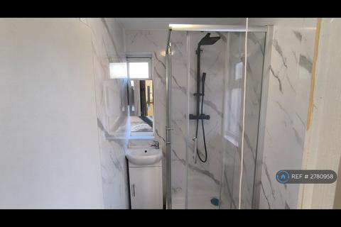 Studio to rent, Dudley Avenue, Harrow, HA3