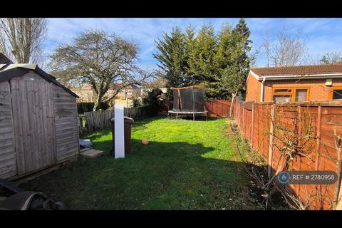 Studio to rent, Dudley Avenue, Harrow, HA3
