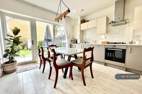 4 bedroom terraced house to rent, Roffe Gardens, Dagenham, RM8