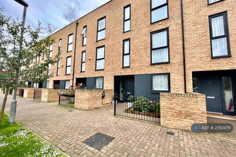 4 bedroom terraced house to rent, Roffe Gardens, Dagenham, RM8