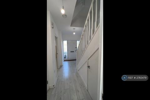 4 bedroom terraced house to rent, Roffe Gardens, Dagenham, RM8