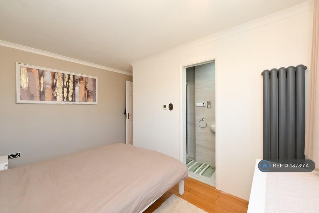 En Suite Bedroom With Sliding Door To En Suite.