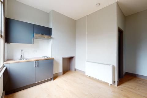 Studio to rent, Iverson Road