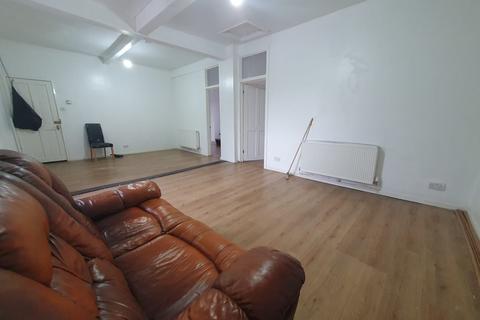 3 bedroom flat to rent, a Bolton Road, Swinton, Manchester