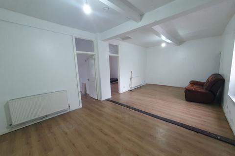 3 bedroom flat to rent, a Bolton Road, Swinton, Manchester