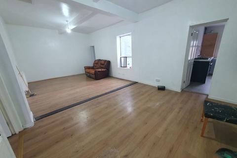 3 bedroom flat to rent, a Bolton Road, Swinton, Manchester