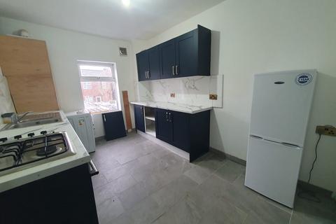 3 bedroom flat to rent, a Bolton Road, Swinton, Manchester