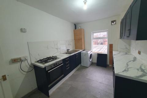 3 bedroom flat to rent, a Bolton Road, Swinton, Manchester
