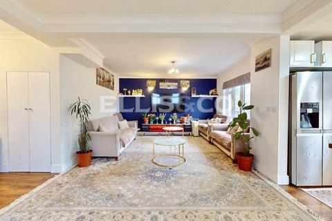 5 bedroom bungalow for sale, Greenford Gardens, Greenford, UB6