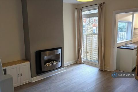2 bedroom terraced house to rent, Cecil Street, Watford, WD24