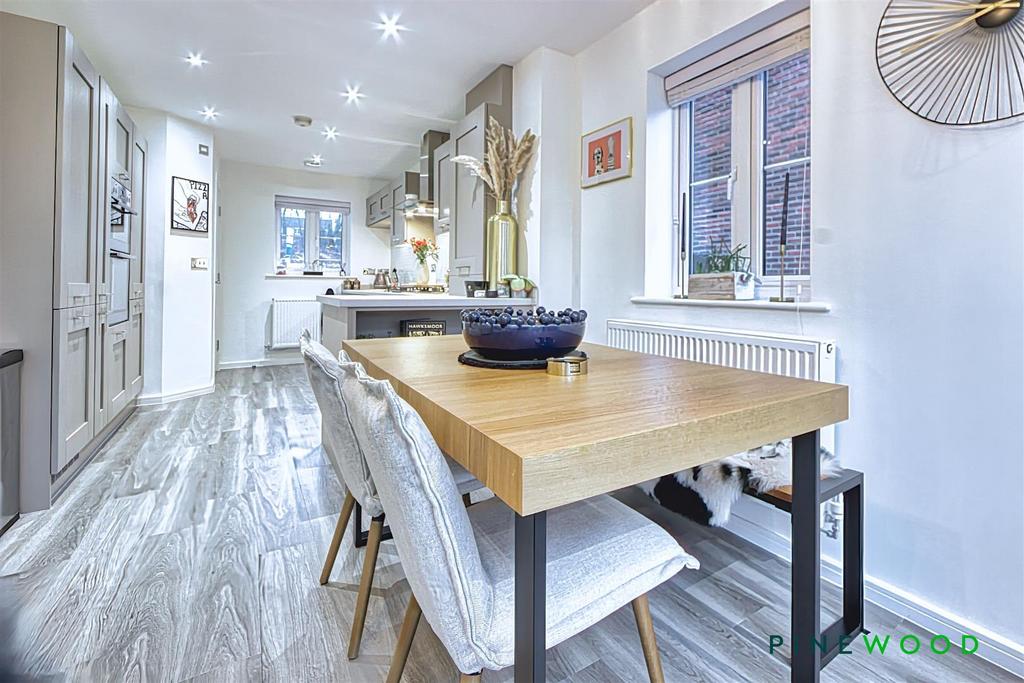 Kitchen/dining/living room
