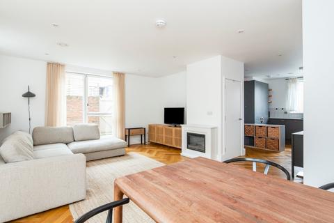 3 bedroom semi-detached house to rent, Ravensdale Gardens London SE19