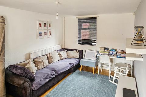3 bedroom semi-detached house to rent, Temple View Grove, Leeds