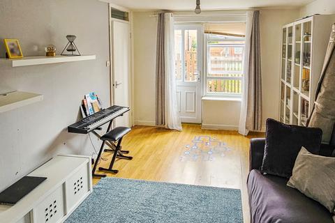 3 bedroom semi-detached house to rent, Temple View Grove, Leeds