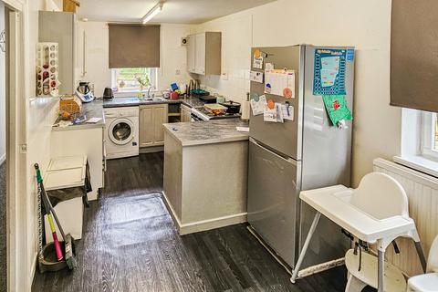 3 bedroom semi-detached house to rent, Temple View Grove, Leeds