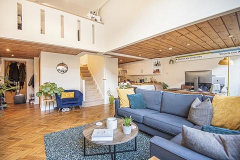 2 bedroom flat for sale, Beta Place, Clapham Common, London, SW4