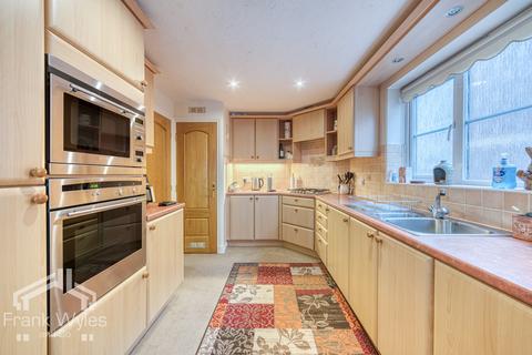 2 bedroom flat for sale, Flat 14 Gleneagles, 21 Links Gate
