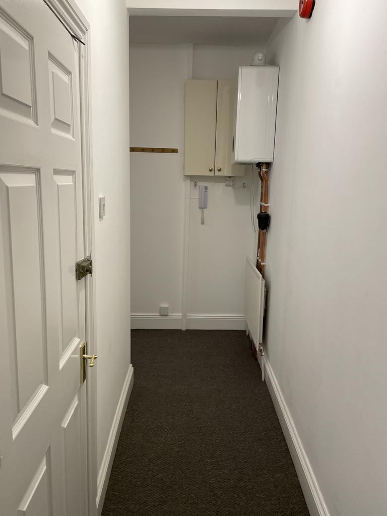 Clean, well-maintained internal hallway with ne...