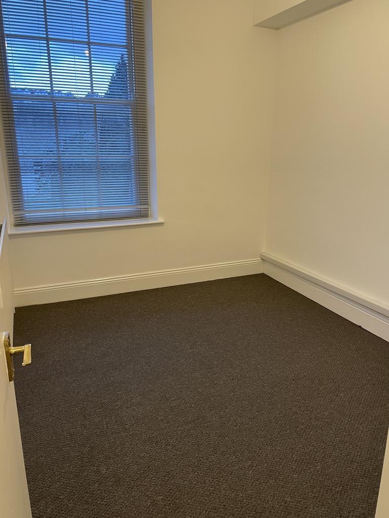 Bright, freshly redecorated single bedroom with...