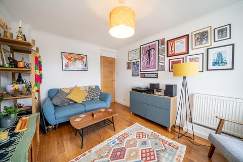 3 bedroom flat for sale, Goldman Close, London, E2