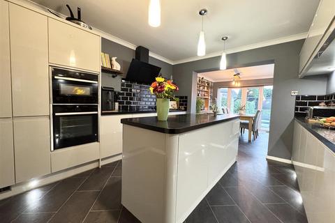 4 bedroom detached bungalow for sale, Pilling Lane, Scissett, Huddersfield HD8 9JF