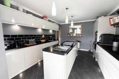 4 bedroom detached bungalow for sale, Pilling Lane, Scissett, Huddersfield HD8 9JF