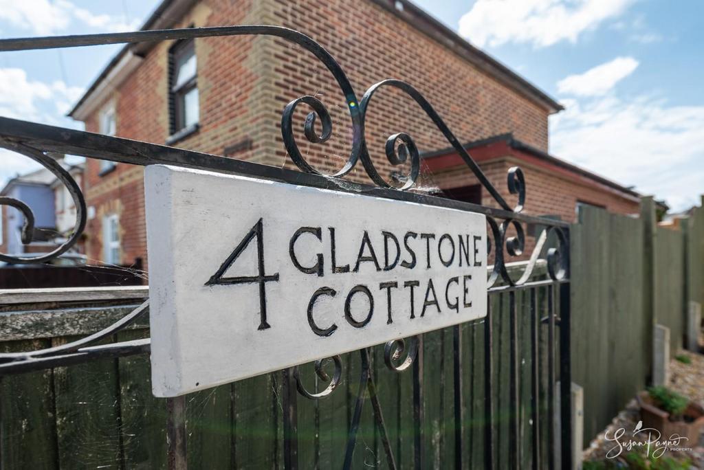 4 Gladstone Cottage