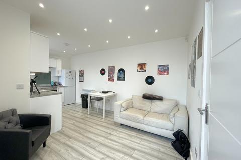 1 bedroom apartment to rent, Old Trafford, Manchester M16