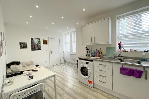 1 bedroom apartment to rent, Old Trafford, Manchester M16