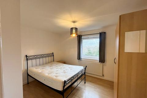3 bedroom apartment to rent, 1 Whiteoak Road, Fallowfield M14