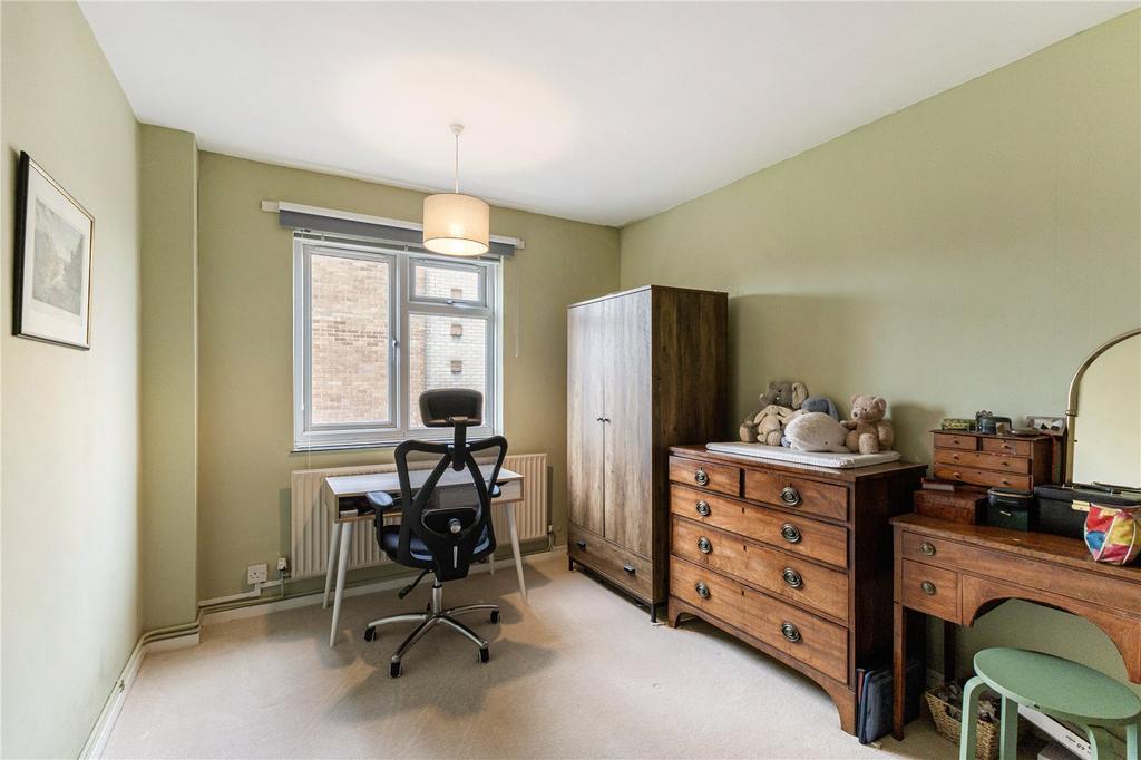 Bedroom / Study