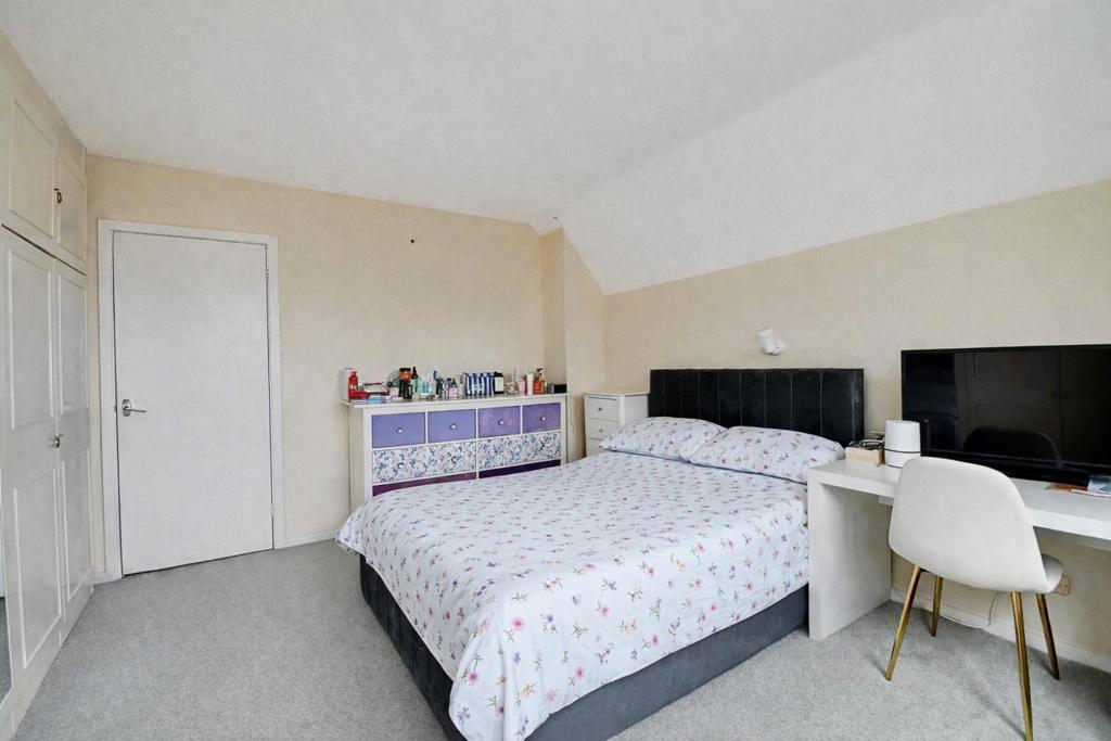 Bedroom 1 2.jpg