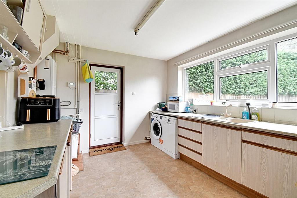 Kitchen 2.jpg