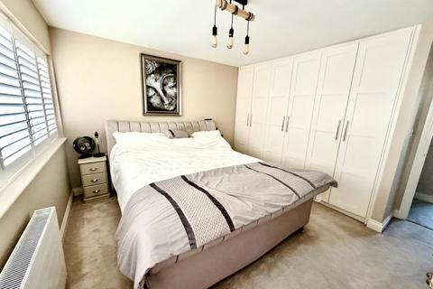 2 bedroom maisonette to rent, High Street, Shepperton, Middlesex, TW17