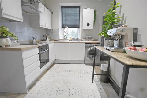 4 bedroom semi-detached house for sale, Beacon Hill Road, Halifax