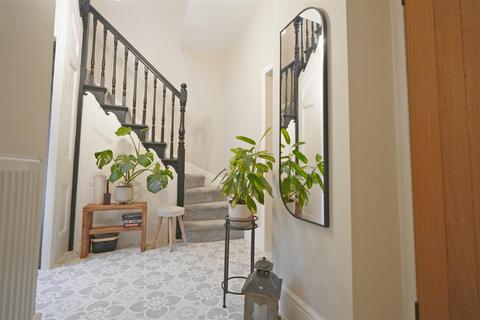 4 bedroom semi-detached house for sale, Beacon Hill Road, Halifax