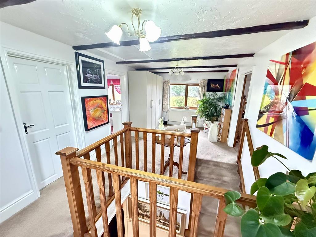 Spacious gallery landing