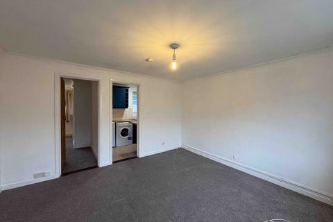 1 bedroom flat to rent, Woodside Court, Southampton, SO17