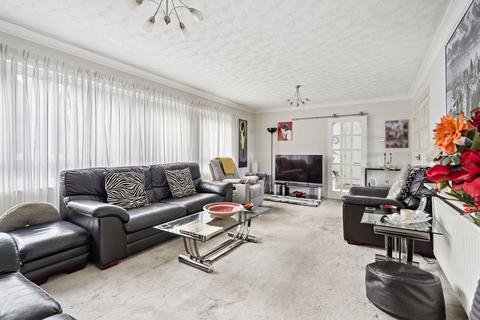 3 bedroom flat for sale, Ivinghoe Road, Bushey, WD23