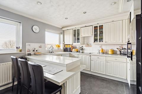 3 bedroom flat for sale, Ivinghoe Road, Bushey, WD23