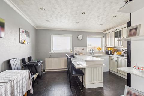 3 bedroom flat for sale, Ivinghoe Road, Bushey, WD23
