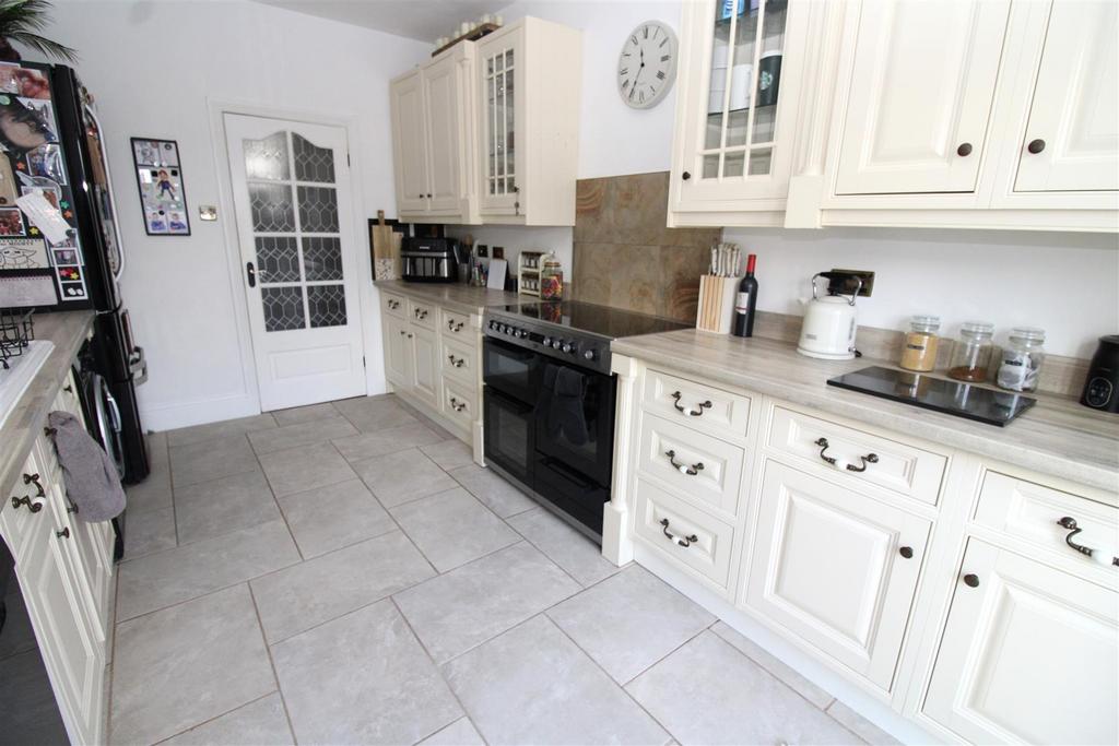 Kitchen 2.JPG