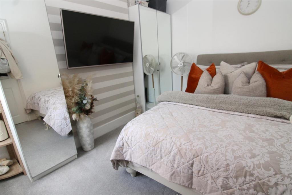 Bedroom 2.JPG