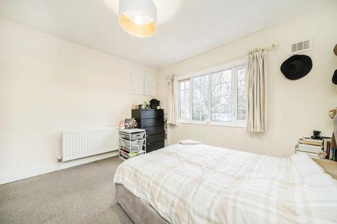 undefined, Gunnersbury Avenue, London W5